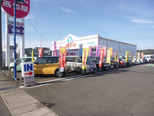 広々とした中古車展示場で、中古車専任スタッフがご案内いたします。