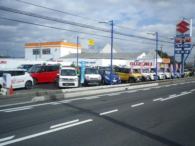 広い展示場に中古車多数展示してございます。