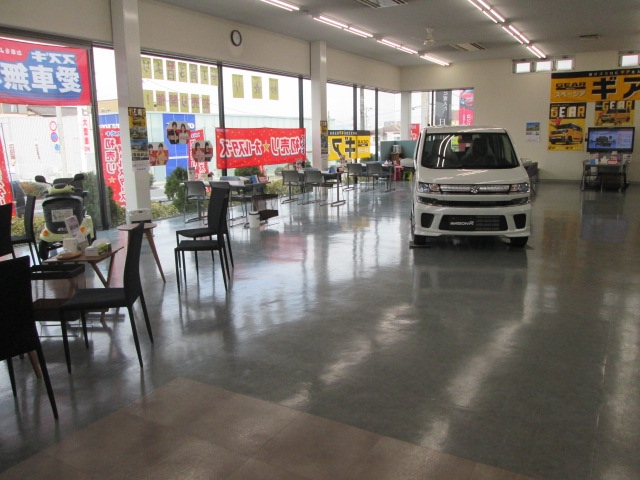 明るいショールームでゆったりしたお時間をお過ごしください☆