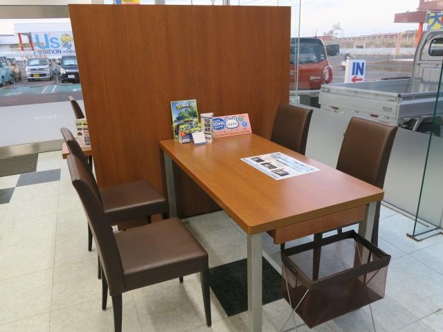 広々とした商談スペースです。ゆっくりお車のご説明やお話を致しましょう！