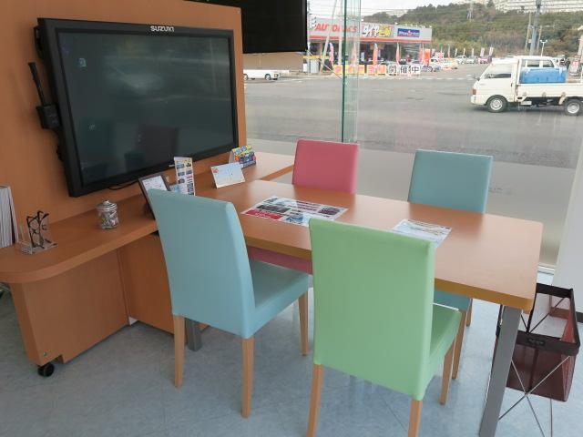 広々とした商談スペースです。窓際で明るく、大きなモニターが特徴です♪