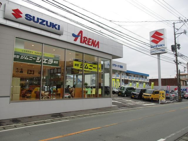 ☆店舗には新車の展示車もズラリ！店舗右側には中古車を展示しております。