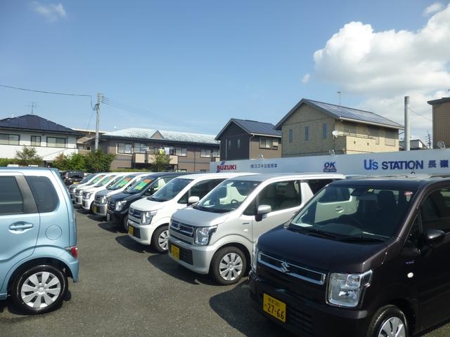 広々な展示場には、たくさんの中古車を並べております！！