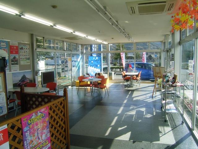 室内は、接客スペースを広くとりお客様に御くつろぎ頂ける様心がけております！
