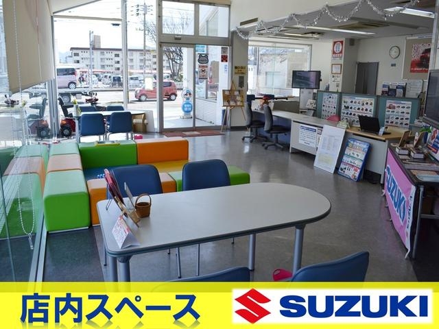【店内】広々清潔なショールームで、お気に入りの１台をじっくりとお選びください。