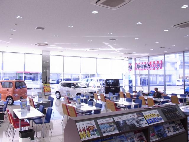 明るく広々とした商談スペース。雑誌やカタログを用意しておりますので、お気軽ご来店下さい。