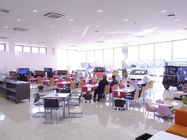 落ち着いた商談スペース。展示車が入る事もあります。車の事なら当店のスタッフにお気軽にお尋ね下さい。