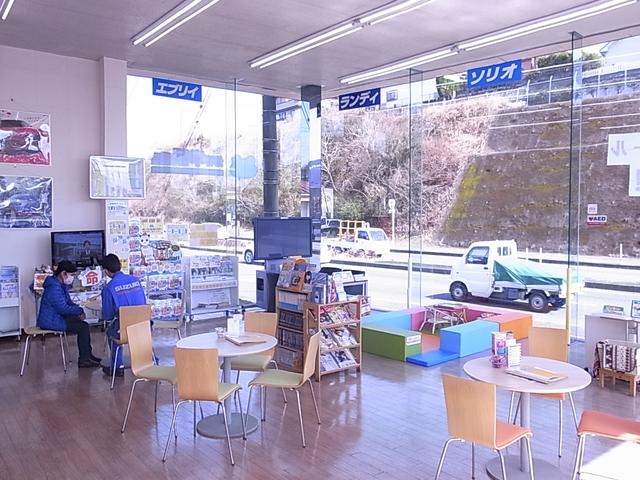 明るく広々とした商談スペース。雑誌やカタログを用意しておりますので、お気軽ご来店下さい。