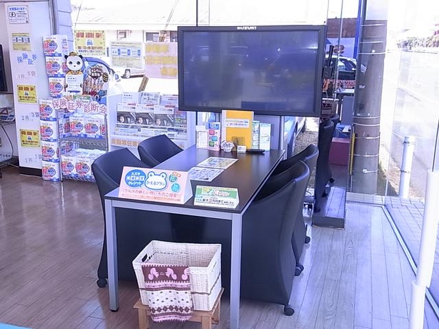 落ち着いた商談スペース。車の事なら当店のスタッフにお気軽にお尋ね下さい。