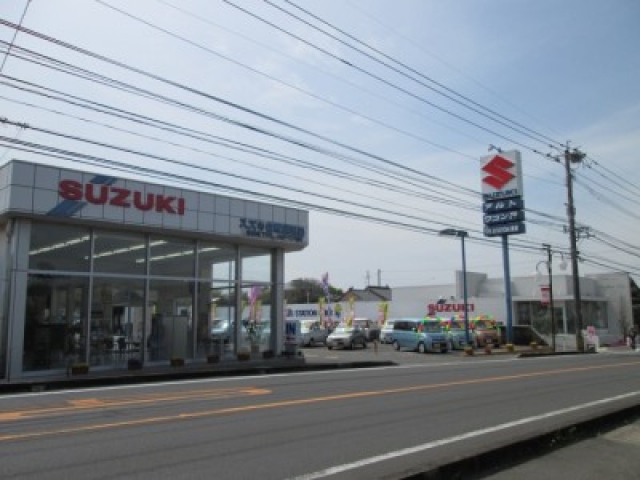 店内には、中古車の展示、新型車の試乗をご用意しております。スズキ車が初めての方でも、安心してご来店お待ちしております。