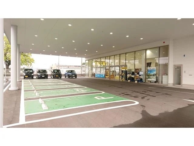 お車の駐車の際は、緑のスペースへどうぞ♪スタッフが誘導致します。