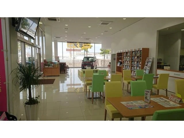 広々としたショールーム内で、ごゆっくりおくつろぎください。