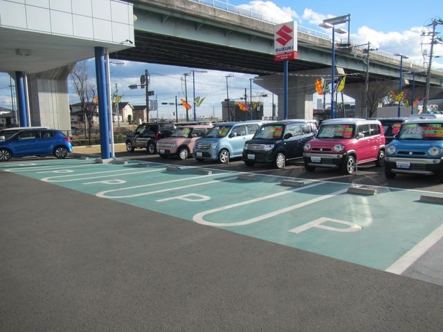 ゆったりと駐車できるスペースも儲けております。優先スペースもあります。最寄りのバス停「岡田西町」からは徒歩５分くらいです！