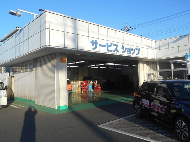 広い整備工場も併設しております♪プロのサービススタッフが１台１台丁寧かつ迅速に対応しております♪