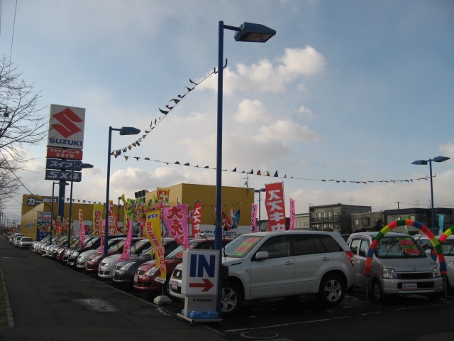スズキ車を中心に年式の新しいものからお手ごろ価格のものまで多数取り揃えております！広い展示場を完備！ゆっくりじっくりご覧いただけます！