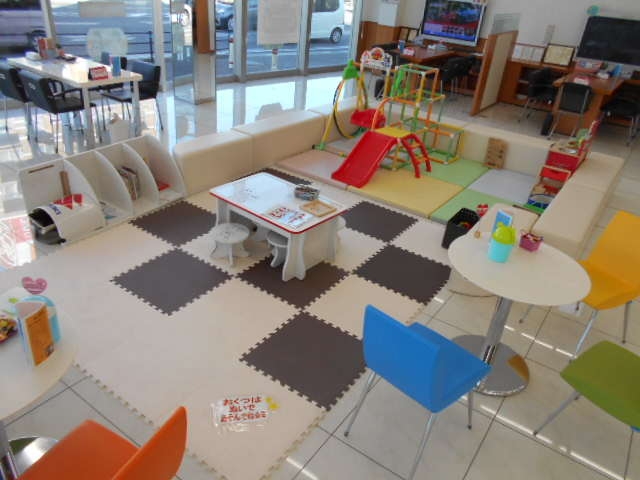 店内には広々としたキッズコーナーもご用意。お子様連れのお客様もゆっくりとお過ごし頂けます。