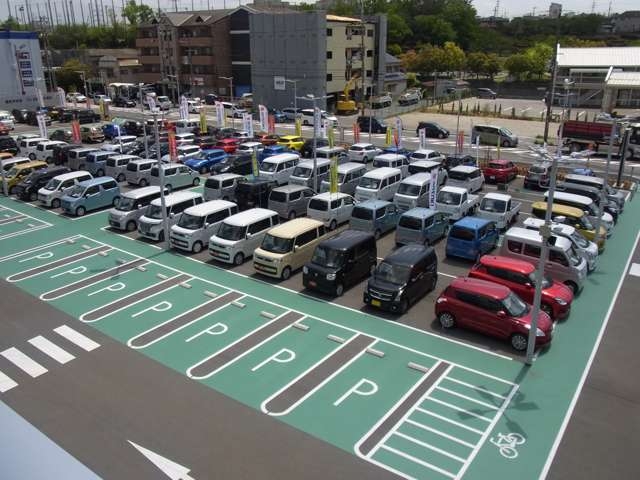 見てください！この迫力！とにかく広い展示場には、軽自動車からコンパクトカーまで、話題のスズキ車を多数取り揃えております！