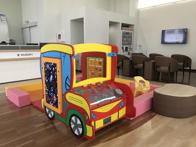 お子様に大人気のキッズコーナー！ハイハイしている赤ちゃんから小学生までご利用頂けます