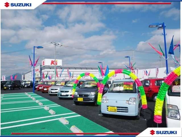 広い展示場には新車も合わせて70台！カーセンサーに掲載しきれないお車も多数ございます。お客様のお探しのお車が見つかるかも?!