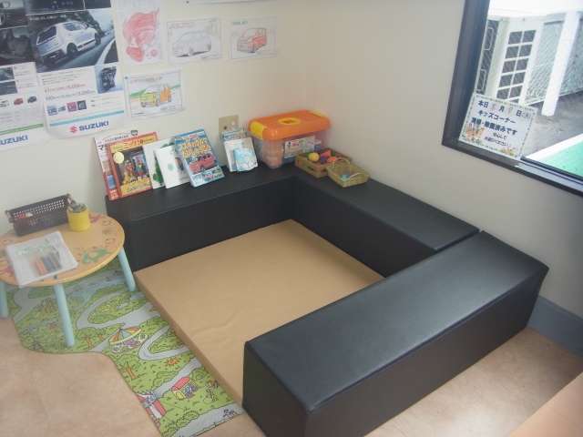 キッズコーナーも完備しております。お子様と一緒にお気軽にご来店ください。