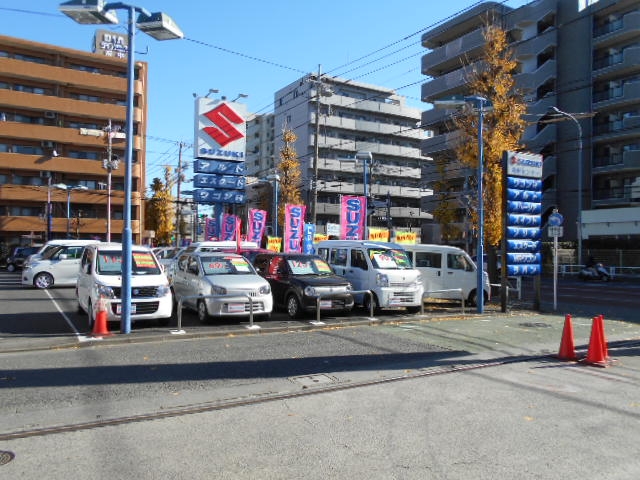 甲州街道沿いの大きなスズキの看板が目印です！