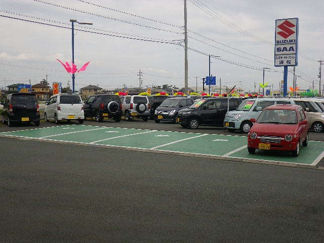 広い駐車場で、止めるのも楽です！御来店の際はスタッフがお客様のお車の誘導をさせていただきます！