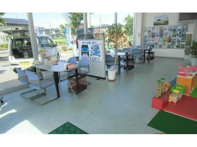 お店の横にはサービス工場がございます。ご安心してお客様のお車をお任せいただければと思います。