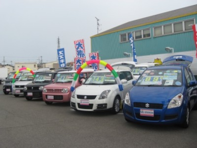 展示台数３５台以上。納得の高品質車のみを厳選し、話題の人気車から希少車まで車種も豊富に取り揃えております！！