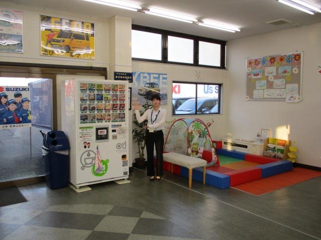 店内には、フリードリンクサービスございます！是非お気軽にご来店ください。