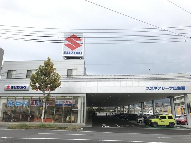駐車場は屋根がついておりますので、お天気の悪い日でも傘なしでご来店頂けます！