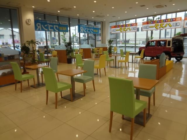 店内は落ち着いた雰囲気となっております。冷暖房完備の『ご納車室』もございますので、ご納車の時間がより一層、特別な時間になる事間違いなしです！