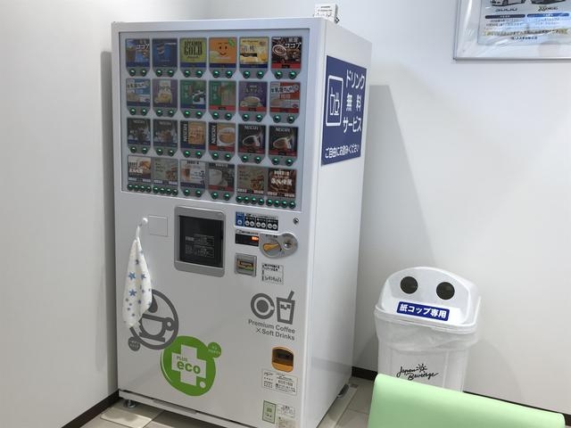 フリードリンクとなっておりますのでお待ちの間、ご自由にお飲みくださいませ。バリアフリー店舗でございますので、ご家族皆様でご来店下さいませ。