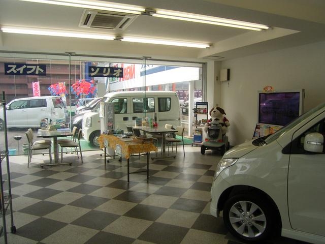 明るい店内でゆっくりと商談頂けます。お気軽にご来店下さいませ。