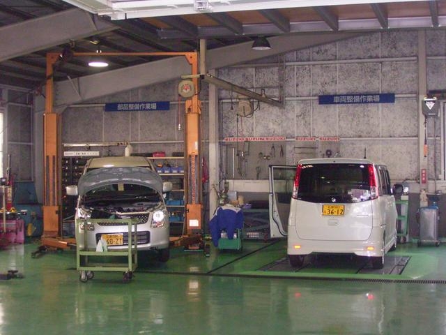 整備工場完備。お客様の大切なお車のオイル交換から修理まで対応致します。