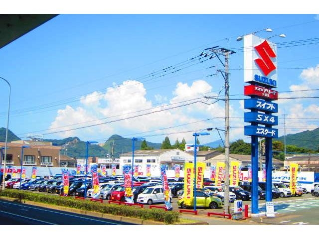 のひろ～い空間は当店の展示場です！特選中古車が勢揃いしています！皆様のご来場をお待ちしております☆