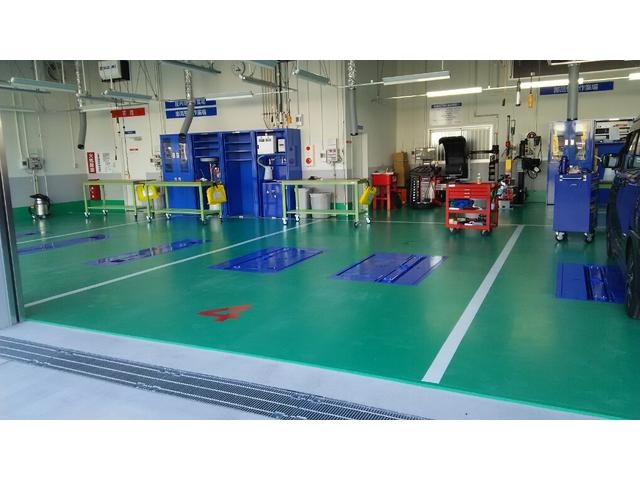 サービス工場も併設。オイル交換から車検・点検・板金修理まで皆様のカーライフのお手伝いをさせて頂きます