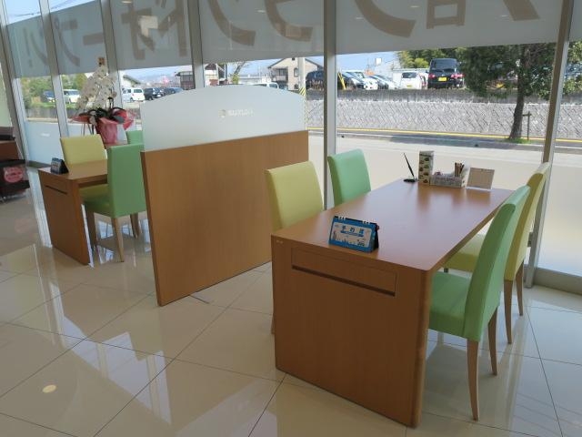 明るい商談スペースです♪広々とスペースを確保しております。お車のお話を是非当店でしましょう！