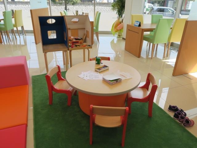 お子様が退屈しないようにキッズスペースも完備しております♪是非、ご家族揃ってご来店下さいませ！