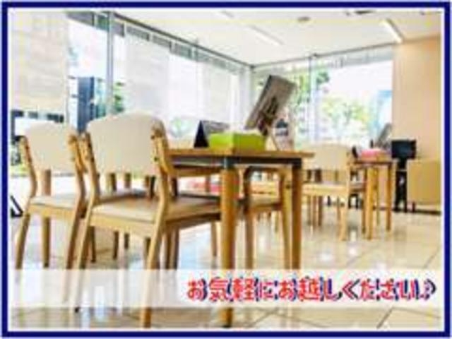 大きなガラス張りの明るい店内でございます。お飲み物もご用意しております。お気軽にお越し下さい。