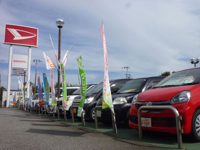 ※旧国道１７５号沿いにずらりと並ぶ展示車が、お客様のご来店をお出迎え！大きな看板を目印にお越し下さい。きっと理想の１台が見つかります♪