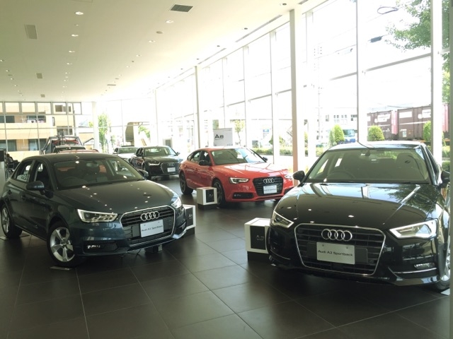 店内にはＡ１からRSモデルまで８台の新車を展示しております。