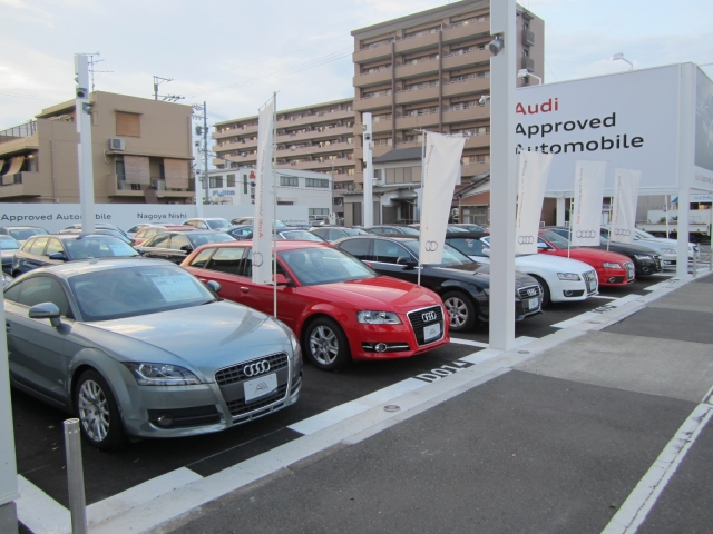 新車拠点のアウディ名古屋西に隣接する敷地には認定中古車車両を常時８０台以上展示しております。