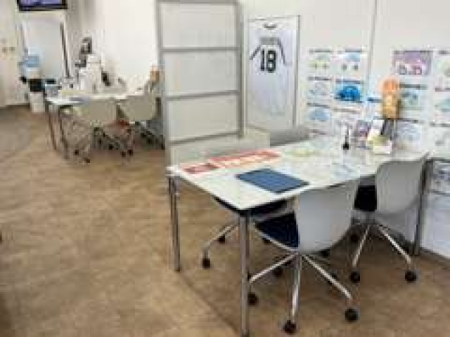 商談スペースはゆったり出来るよう間隔をあけてテーブルを配置しています♪