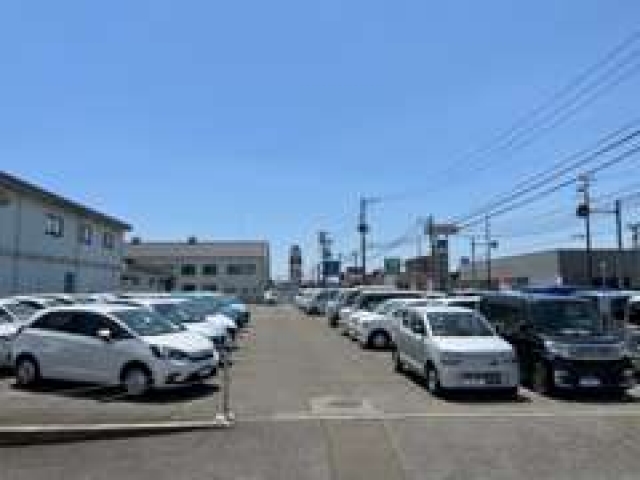 常時７０台以上のお車が展示しております