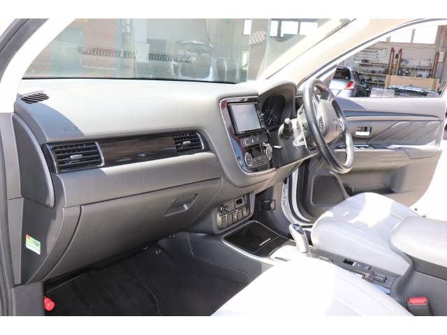 三菱 アウトランダーPHEV   富山県の詳細画像 その2