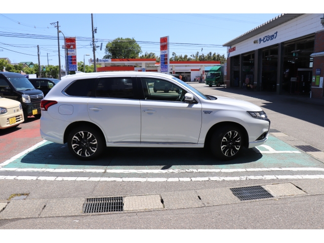 三菱 アウトランダーPHEV   富山県の詳細画像 その8