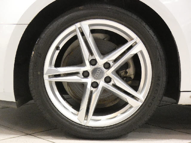 アウディ A4   神奈川県の詳細画像 その9